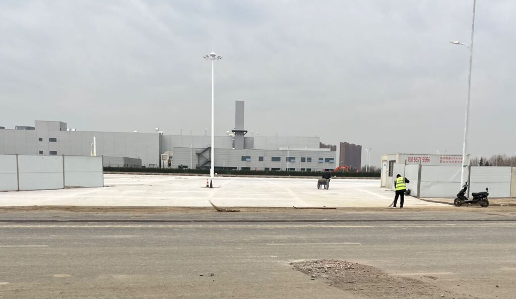 Photo of the south side of Chery’s new super plant, fenced using only makeshift iron sheets.