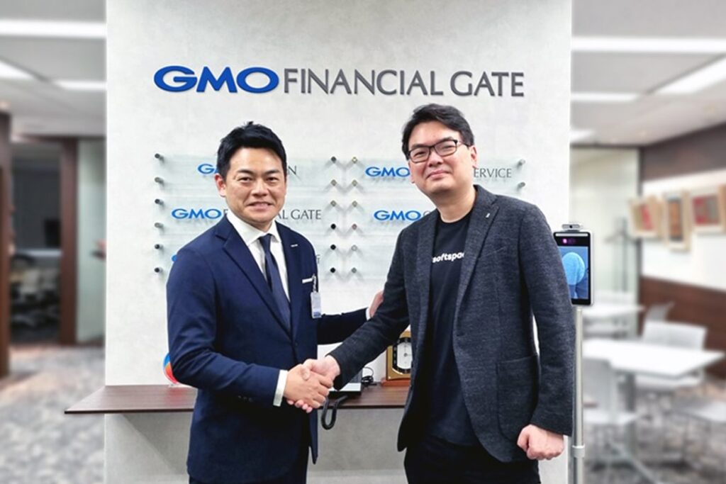Photo of Kentaro Sugiyama (left), CEO of GMO Financial Gate, and Joel Tay, CEO of Soft Space.