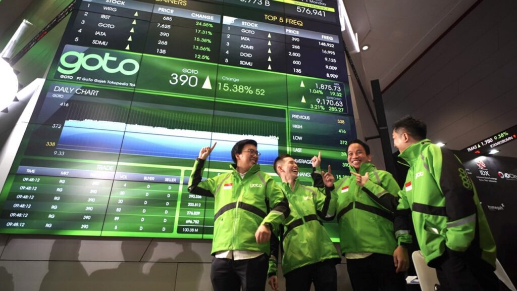 Photo of GoTo employees celebrate the company's landmark listing on the Indonesia Stock Exchange in April 2022.