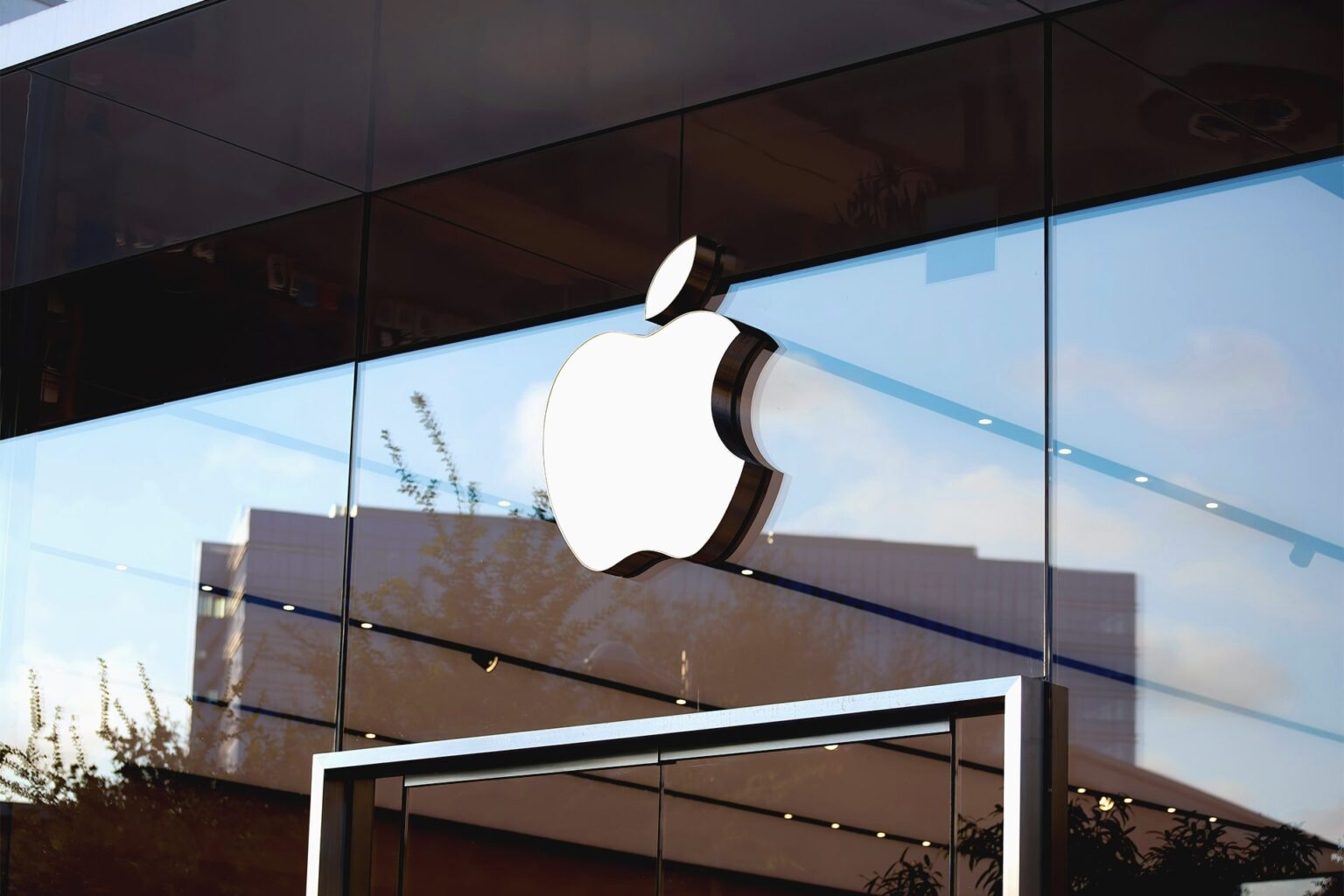WeChat stays on iPhones as Tencent and Apple spar over minigame revenues