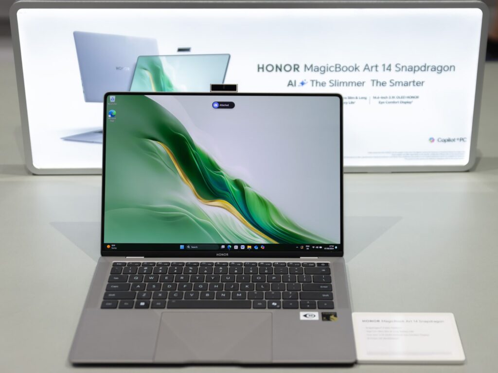 企業網站 奪回人工智慧電腦型號 MagicBook Art 14 在 IFA 2024 展出的照片。