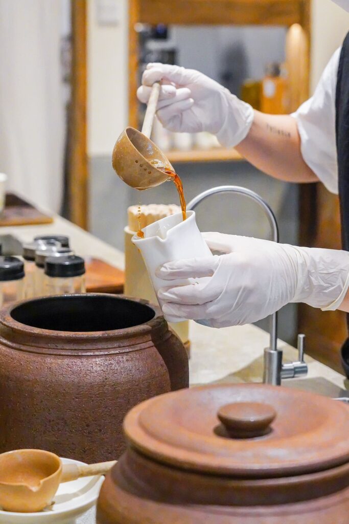 Photo of a Li Shanshan Tea staff preparing a fresh beverage.