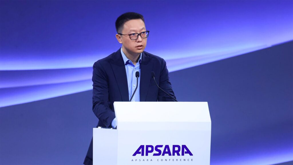 Photo of Eddie Wu, CEO of Alibaba Group and its cloud division, speaking at Apsara Conference 2024.