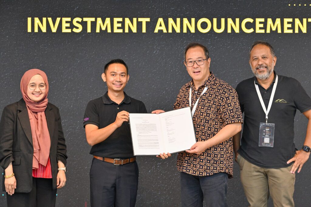 From left to right: Zafirah Zulkifli, CEO of Petronas Innovation Garage (PING), Dzulfarqeish Bin Zainuddin, founder and CEO of Jazro Robotic Academy, Thomas Tsao, co-founder and chairperson of Gobi Partners, and Jamaludin Bujang, managing partner of Gobi Partners.