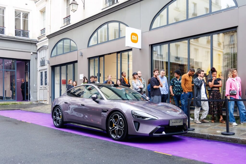 Photo of an SU7 unit on display along the queue to enter Xiaomi’s exhibition at 7 Rue Bailly in Paris during this year’s Summer Olympics.