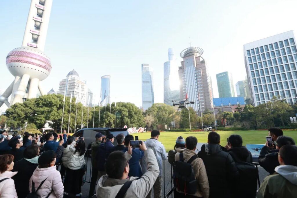 Photo of the crowds that gathered to witness the takeoff of the Land Aircraft Carrier’s air module during the December 14 event in Shanghai.