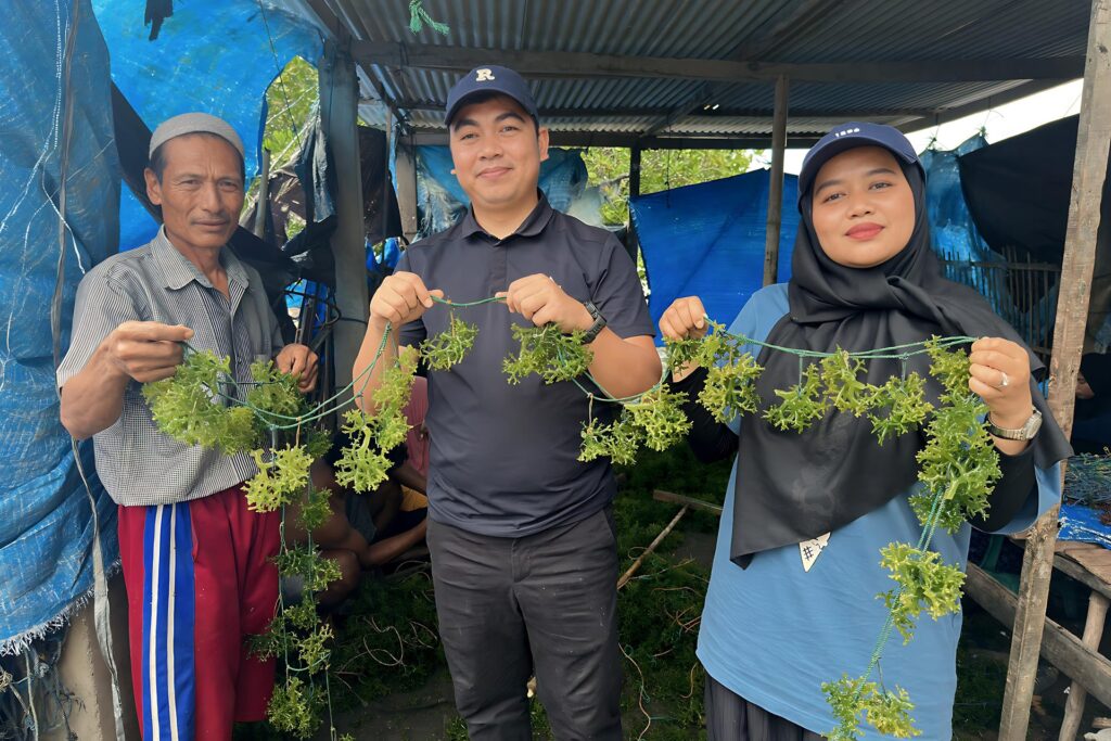 Photo of Dodon Yamin (center), founder and CEO of Banyu.