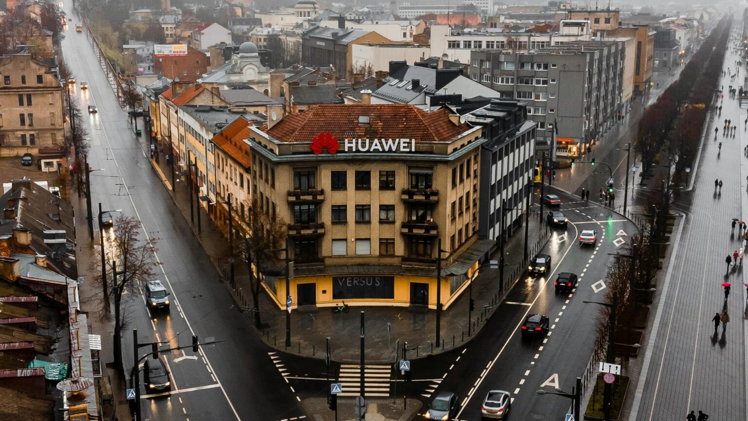 Huawei eyes global smartphone comeback with in-house chips