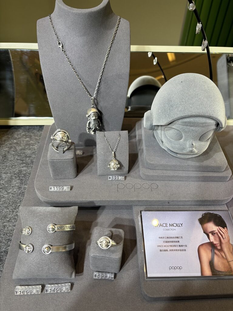 Photo shows several Space Molly jewelry designs on display at the Popop pop-up store during 36Kr’s visit.