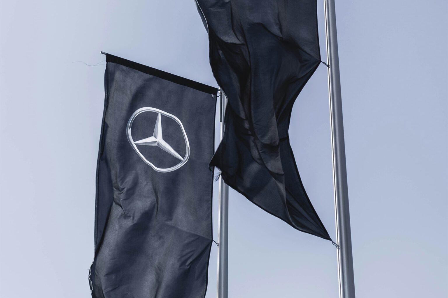 Mercedes-Benz tightens its belt as China sales slump