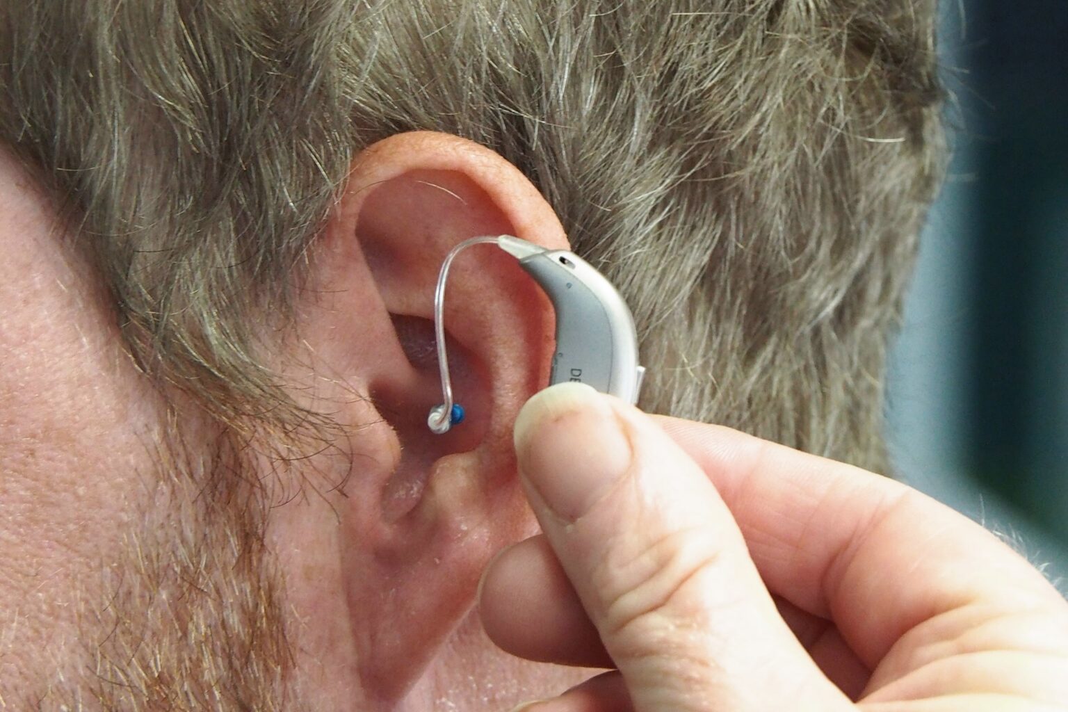Can AI finally help hearing aids deliver in noisy environments?