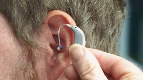 Can AI finally help hearing aids deliver in noisy environments?