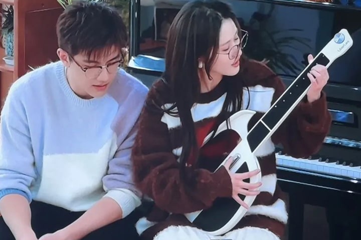 Image of Eliza Liang with a stringless LiberLive guitar on the reality dating show Love Actually.