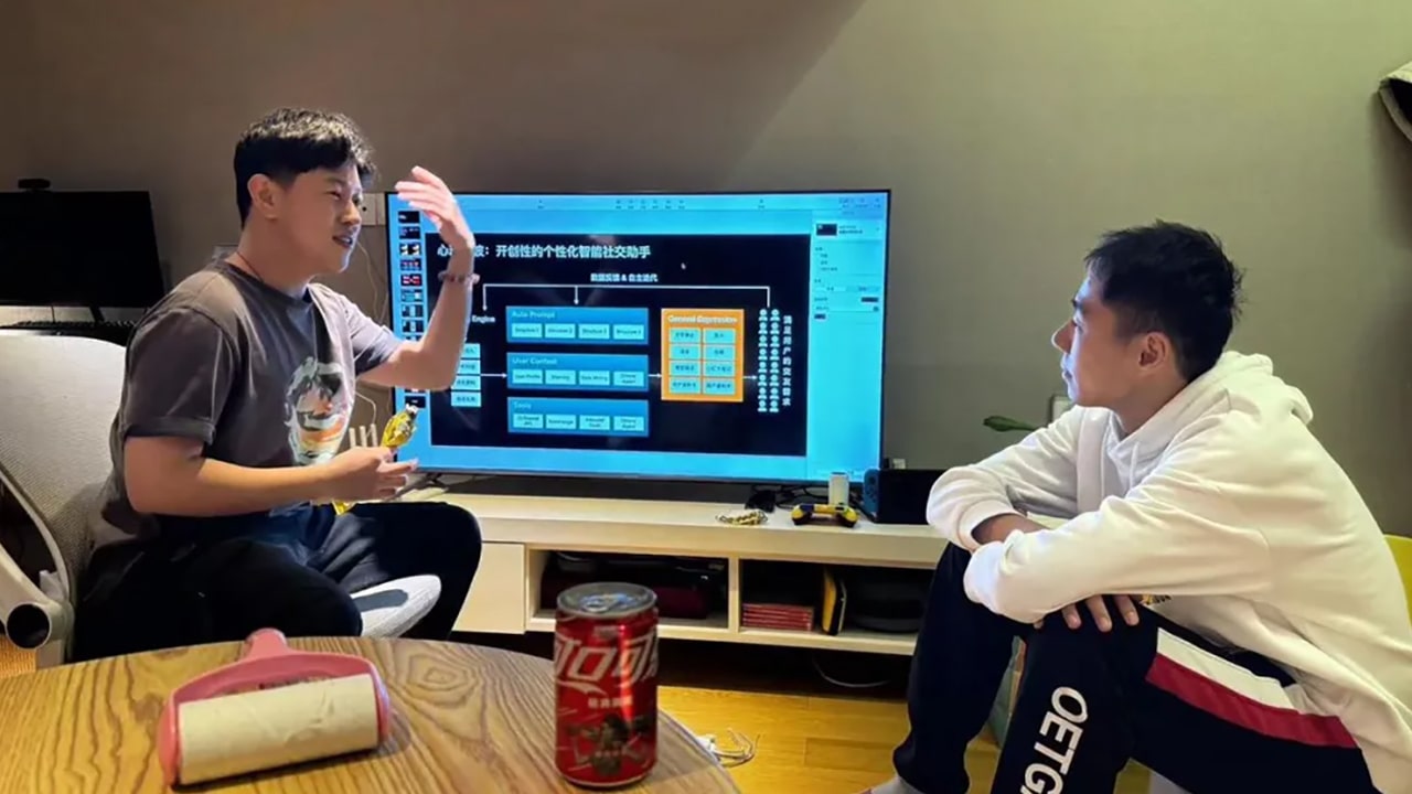 CrePal founder Liu Jiaming (left) during a meeting with colleagues.
