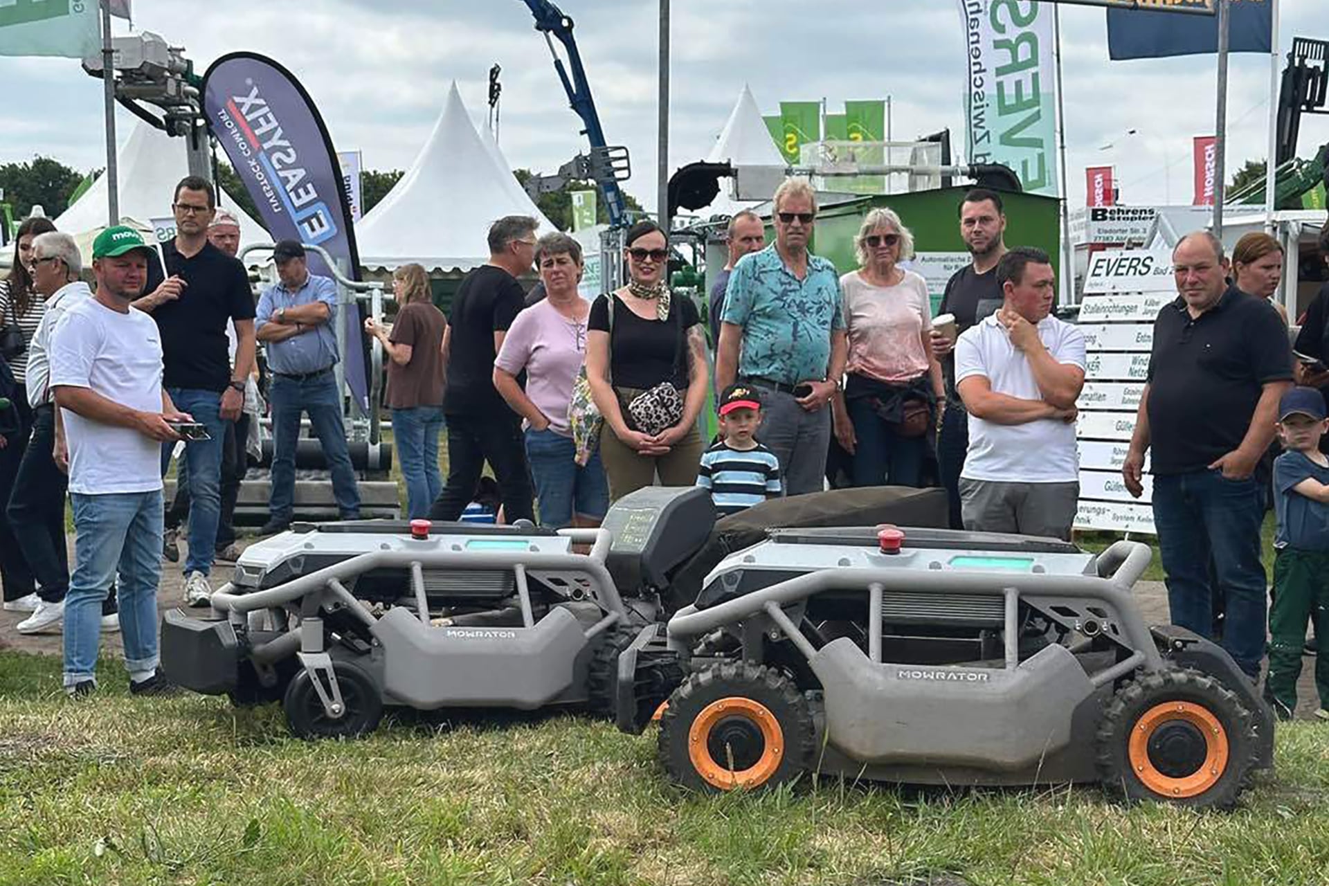 Photo shows overseas users testing the Mowrator S1 during an offline showcase event.