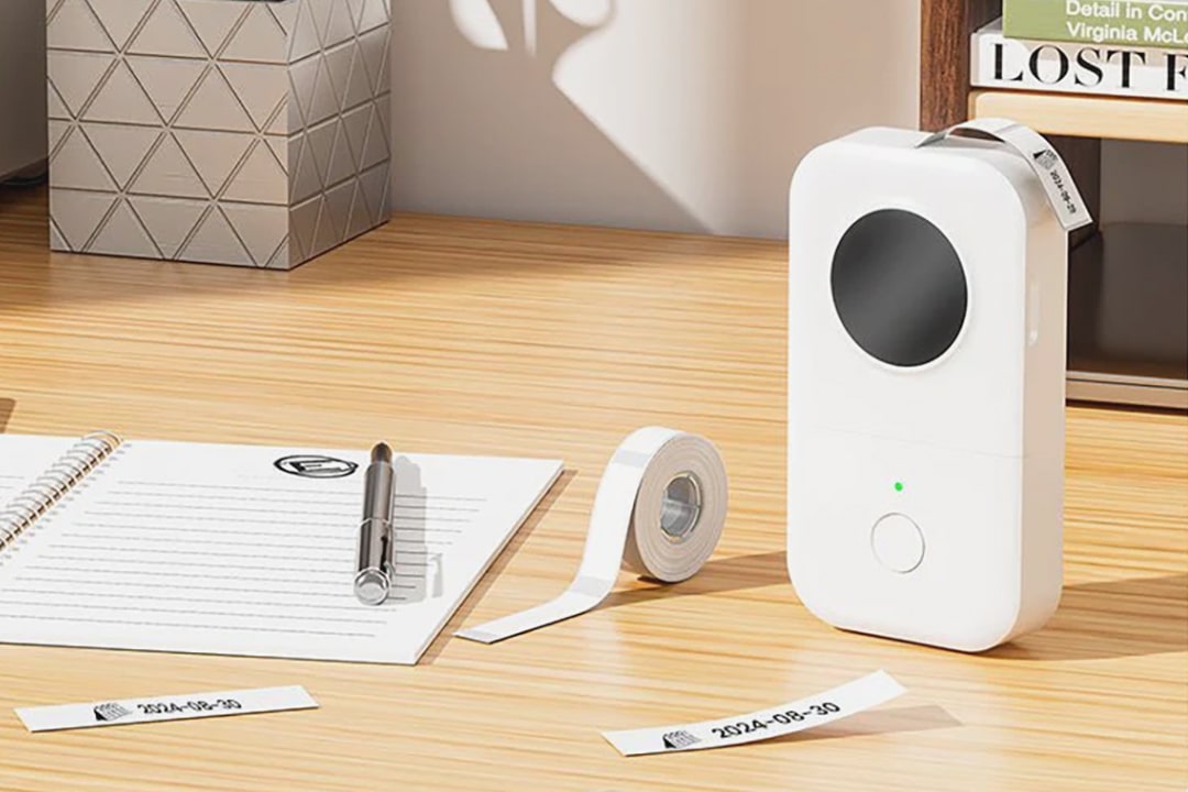 Image shows the Phomemo D30 label printer.