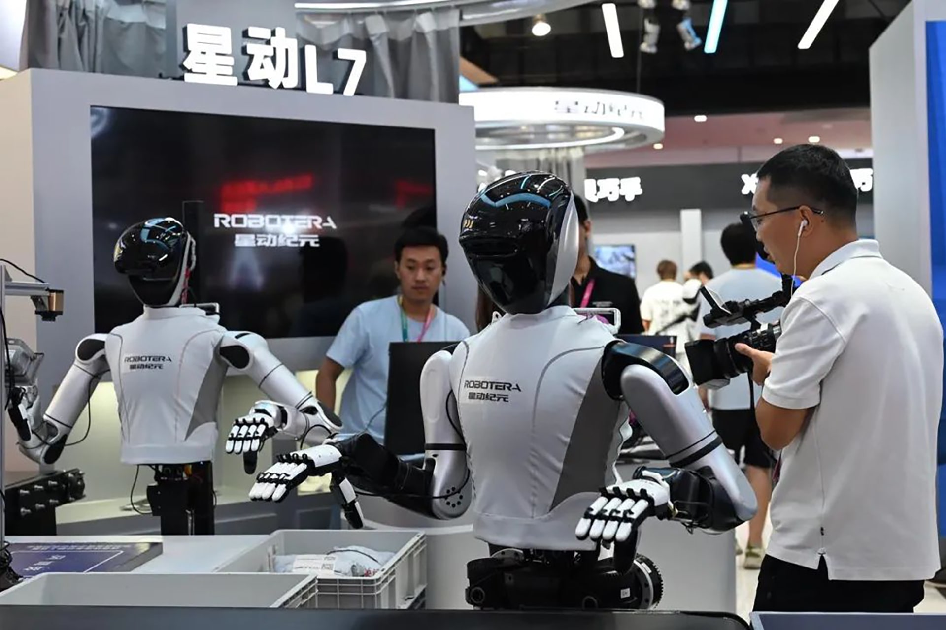Photo of Robot Era’s L7 bipedal humanoid robot on display.