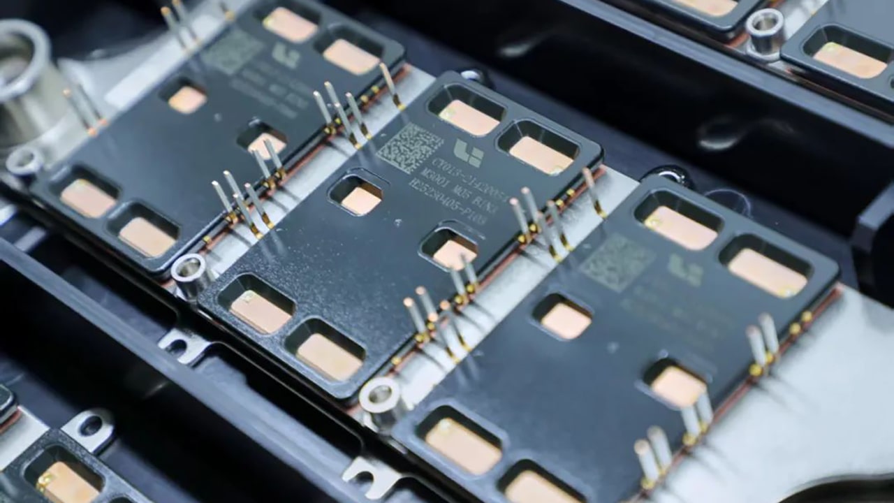 Photo shows the silicon carbide chip developed by Sike Semiconductor, featuring an “open-window” design.