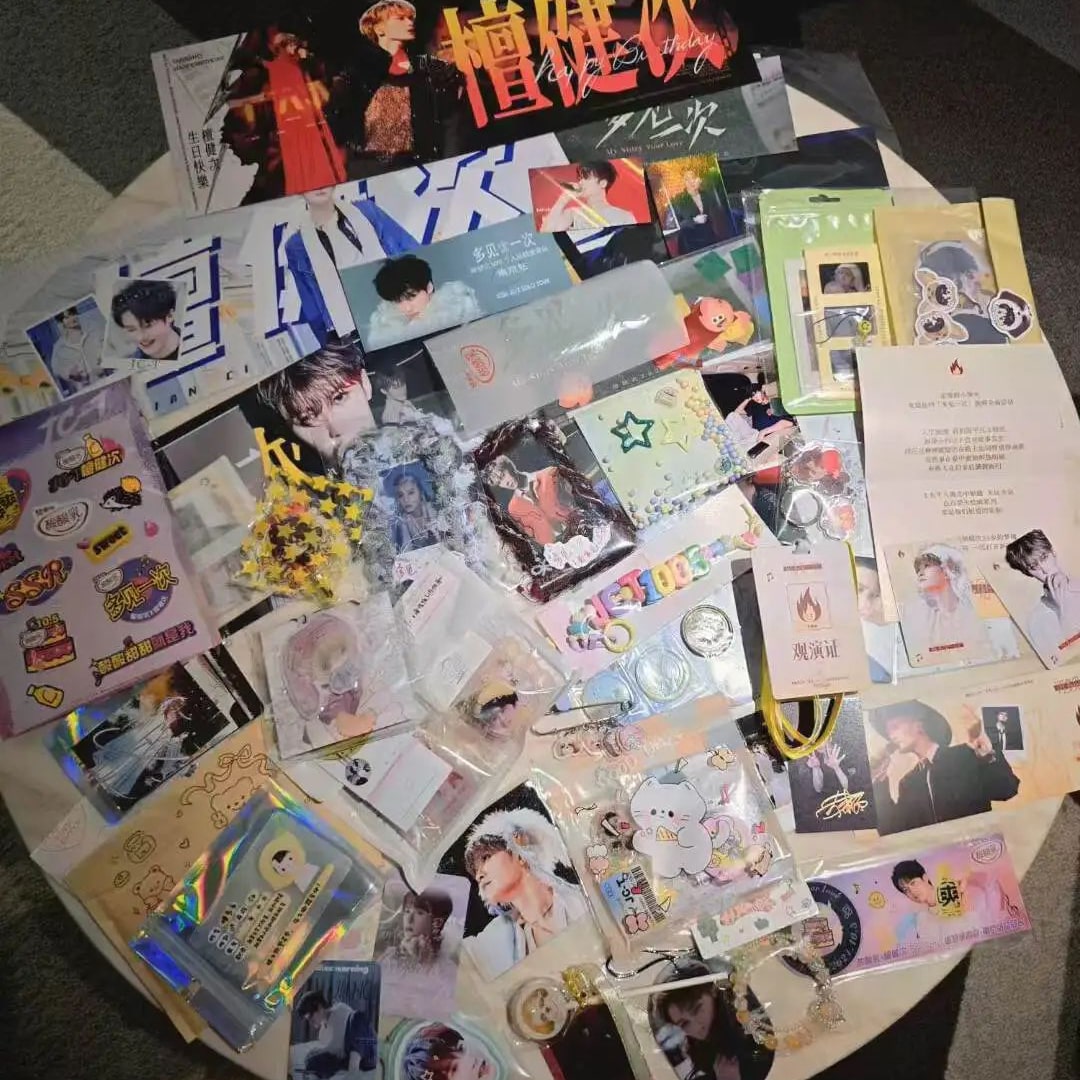 Photo of merchandise purchased or collected by Tanhuo during Tan Jianci’s concert in Nanjing.