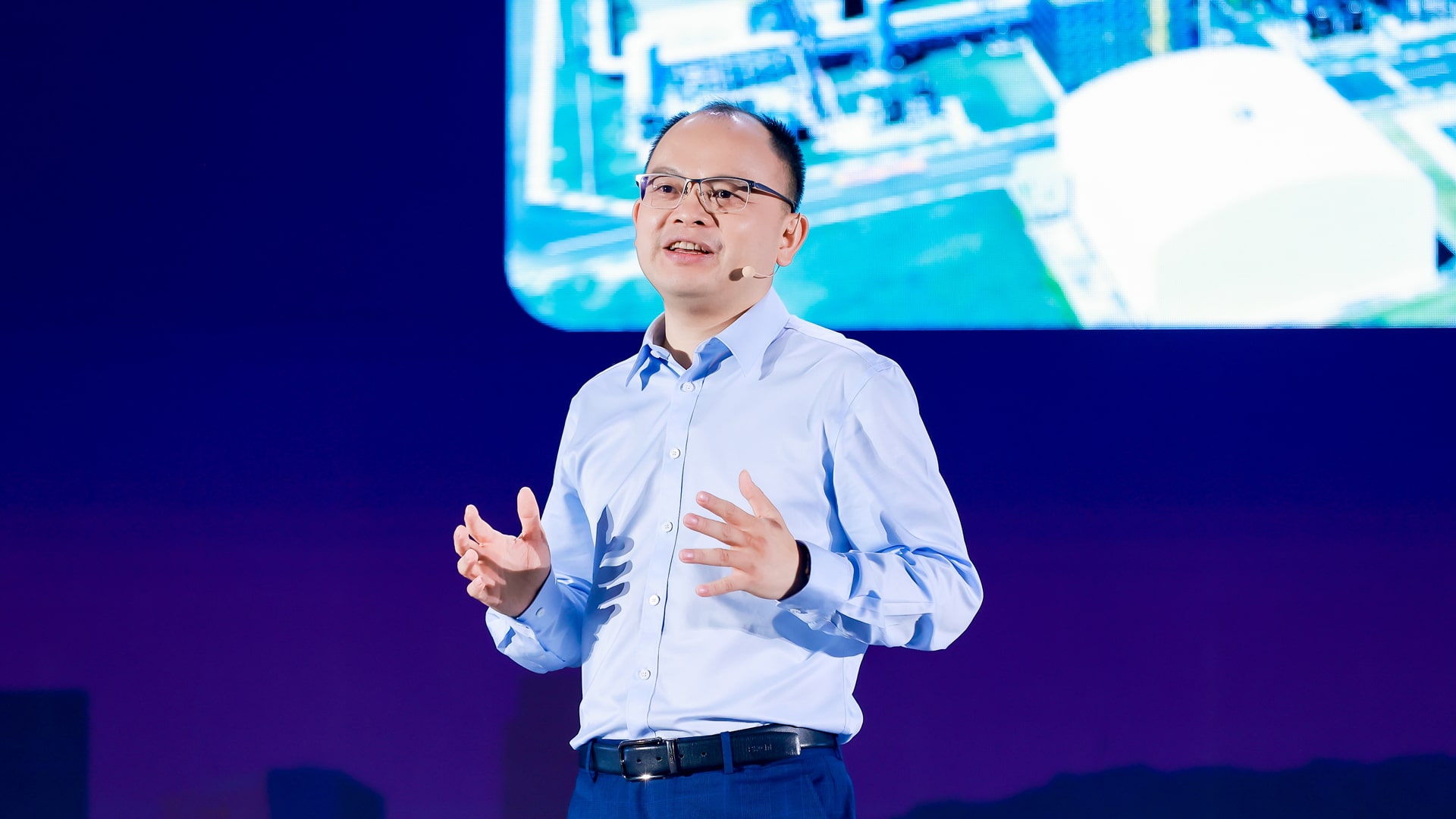 Photo of Bill Deng, founder and CEO of XTransfer, speaking at the 2025 TradeVision Summit.