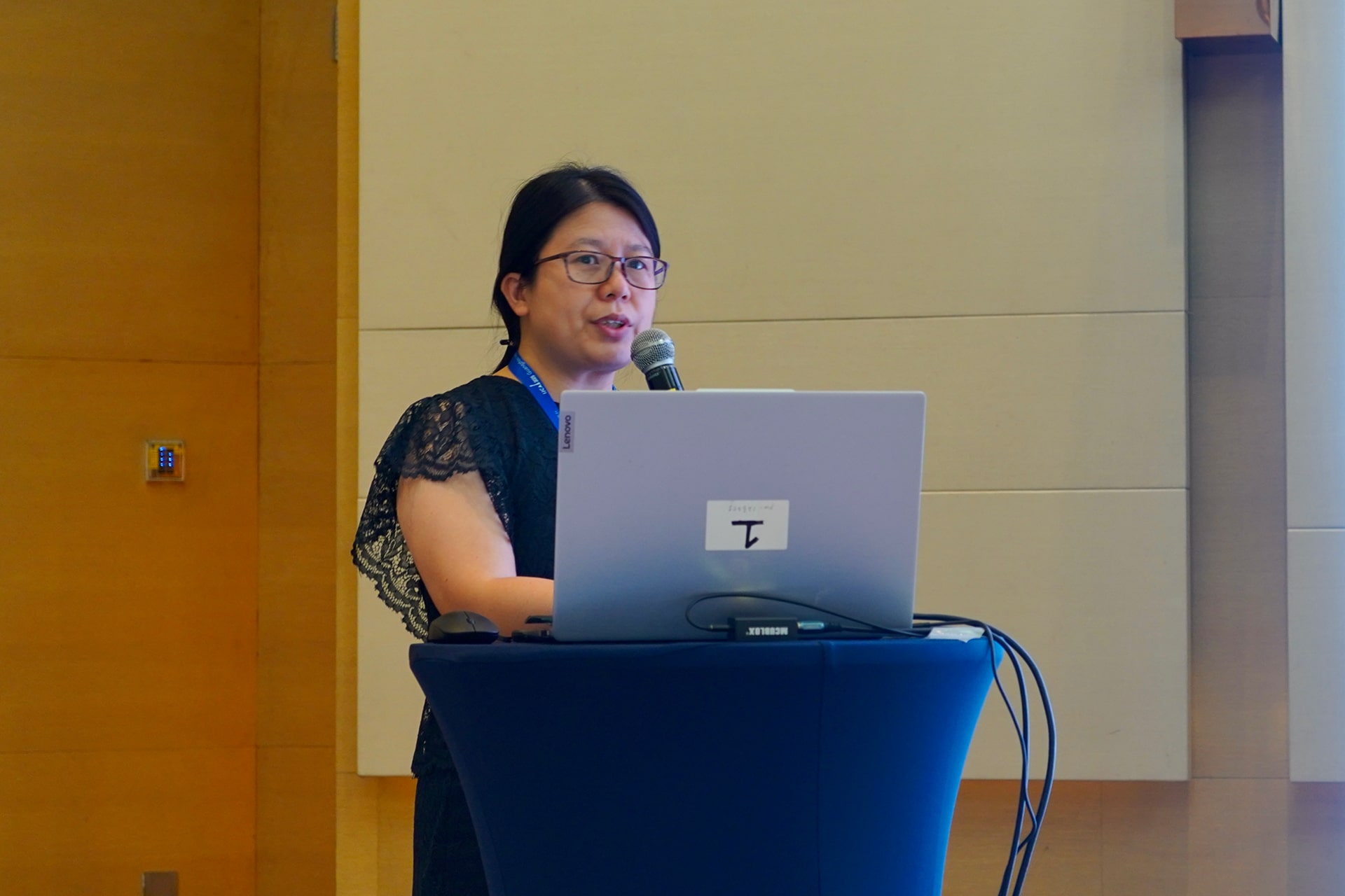 Photo of Chunping Wang, chief AI scientist at FinVolution, speaking at a workshop during IJCAI 2025 in Guangzhou.