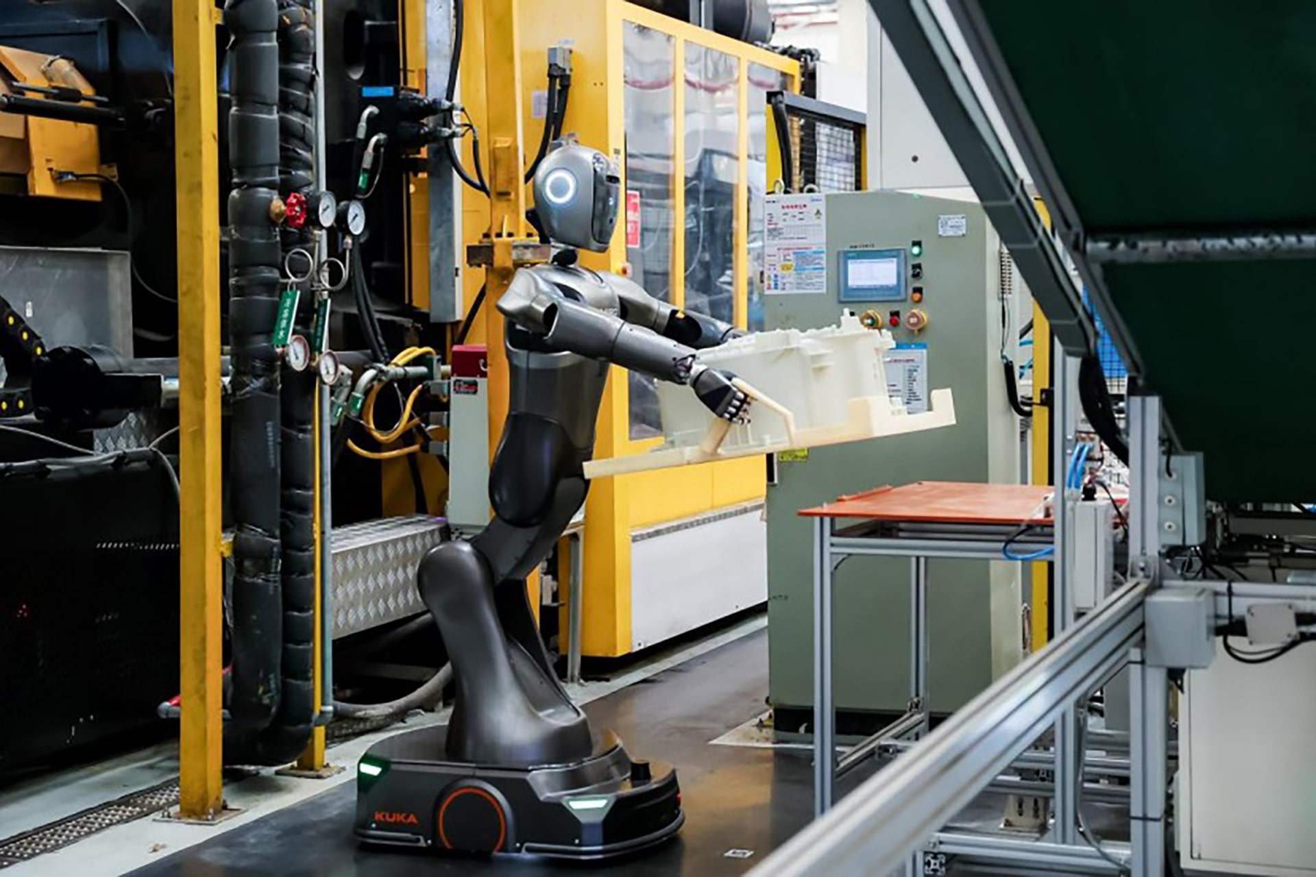 Photo shows a Miro robot model in a demo by Midea.