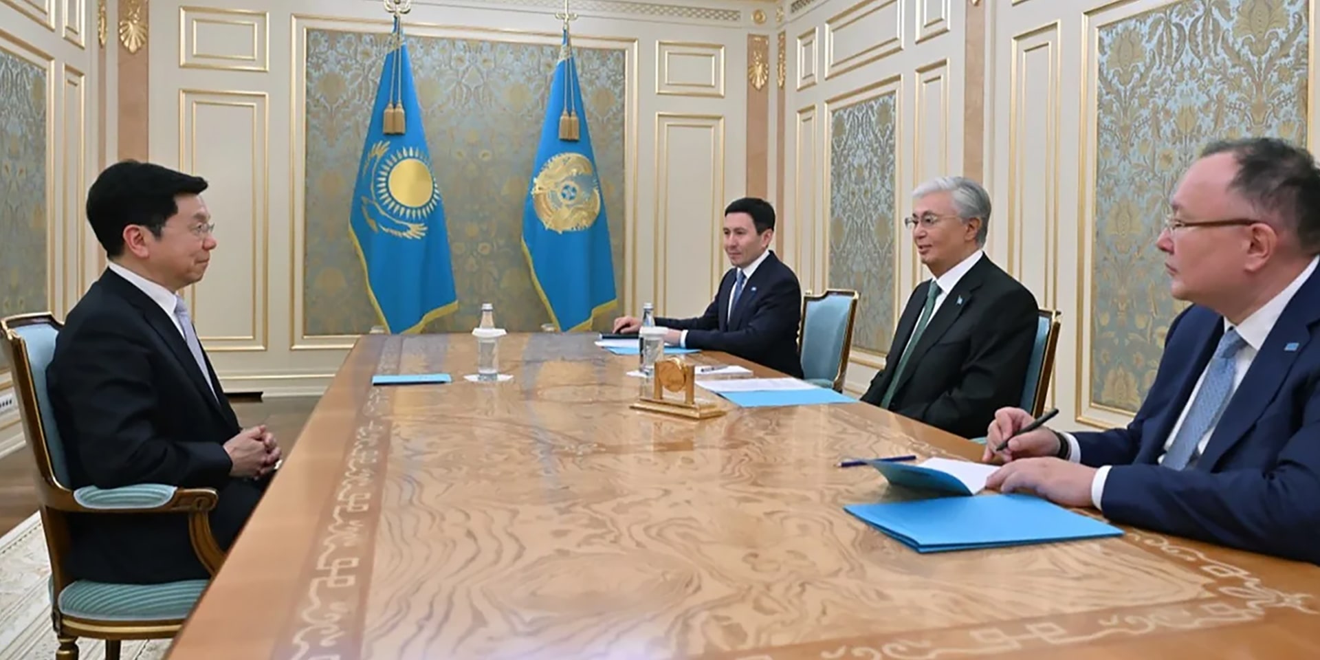 Photo of Lee Kai-Fu (leftmost) speaking with Kazakhstan President Kassym-Jomart Tokayev (second from right) about the development of AlemLLM during a meeting on October 2.