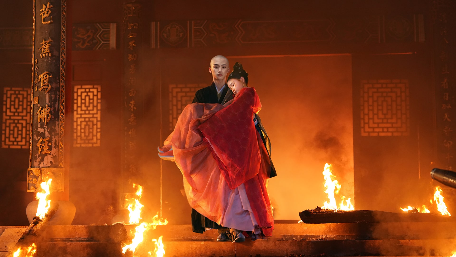 A cutscene from Road to Empress showing monk Bianji carrying princess Gaoyang to safety from a burning building.