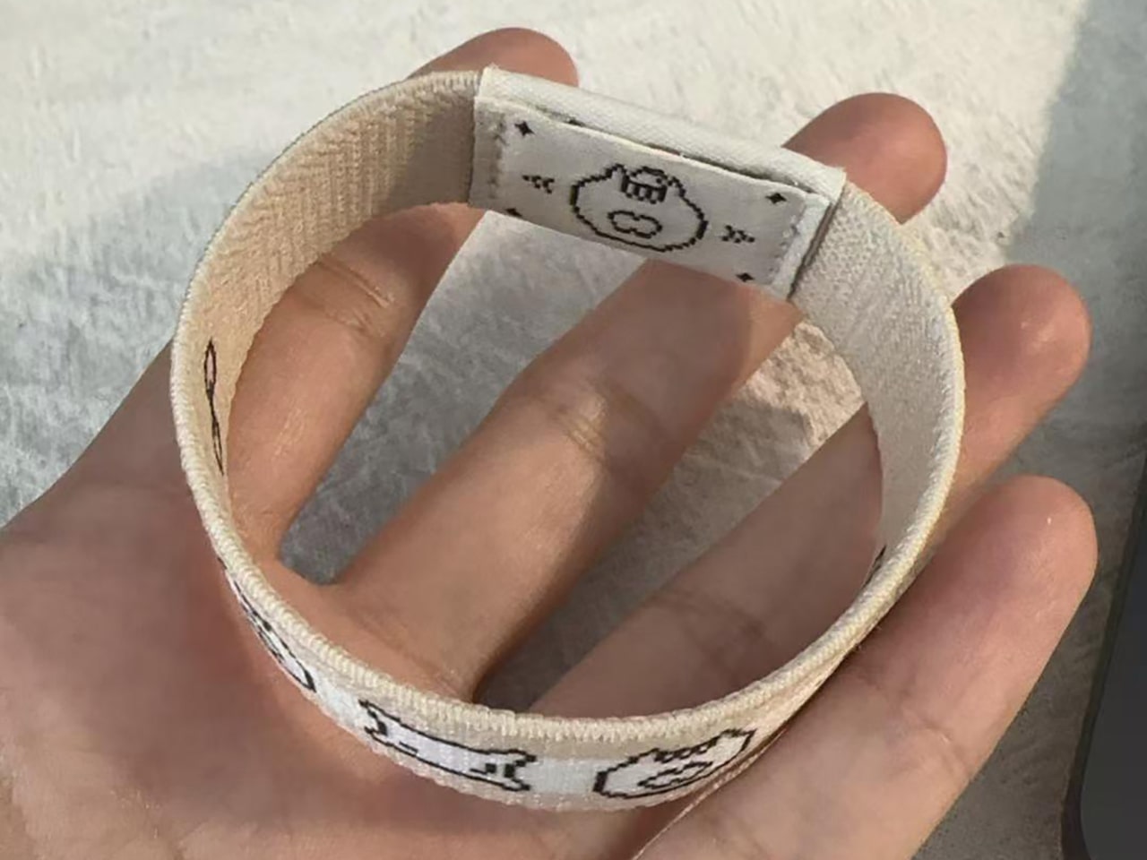 Photo of Yangtao's Xiangmeng Ring, a wrist-worn device developed by Duxiang. The band is equipped with an NFC (near-field communication) chip that enables communication with AI-driven companions.