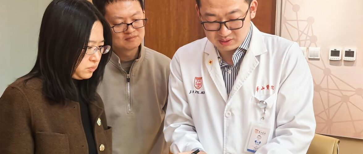 Li Xue (left) and Zhao Zhengtou (center), co-founders of StairMed, conduct preoperative planning with Lu Junfeng at Huashan Hospital, Fudan University. The team was preparing for a clinical trial procedure involving brain-computer interfacing. Photo source: Chen Yaoxu (Xinhua).