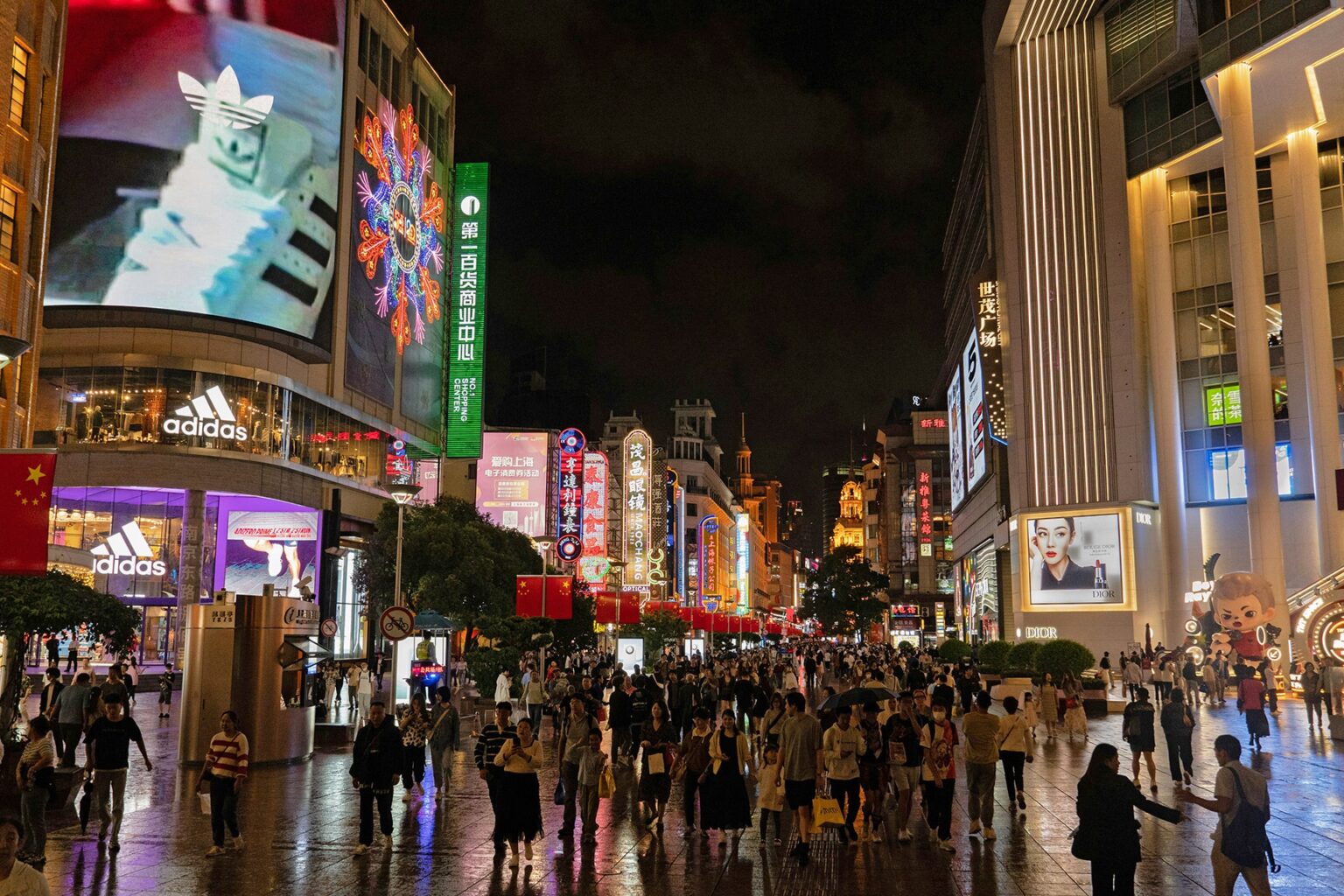 Nanjing Road, the shopping street for which Shanghai is renowned. Photo source: Unsplash.