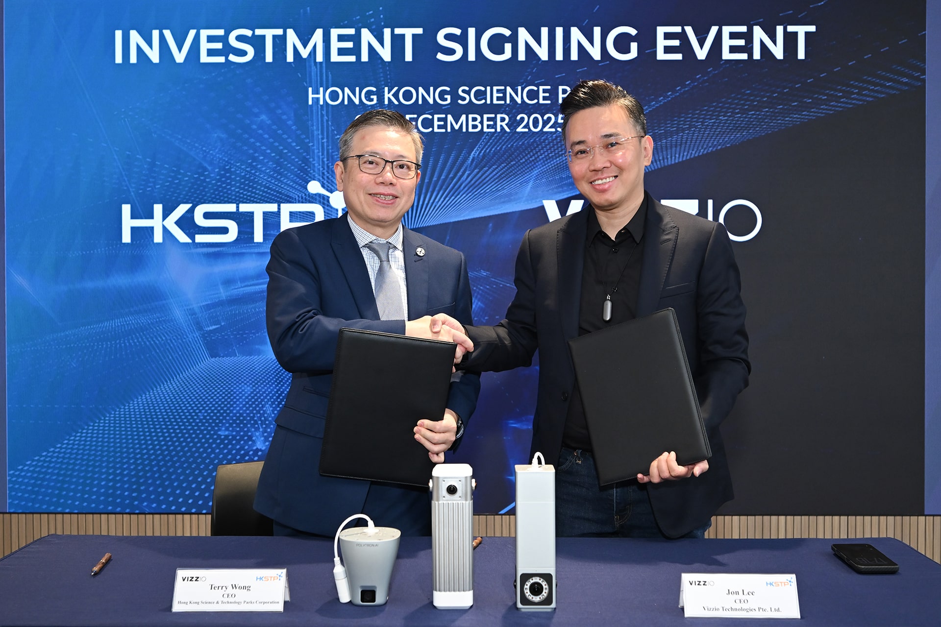 Photo of Terry Wong, CEO of Hong Kong Science and Technology Parks Corporation (HKSTP), and Jon Lee, CEO of Vizzio Technologies.