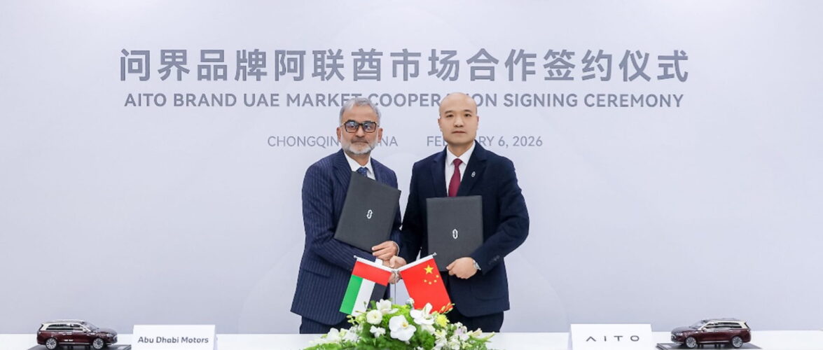 Syed Faiz Karim (left), CEO of Abu Dhabi Motors, and Jason Wang, president of overseas business at Seres, at the agreement signing ceremony in Chongqing, China, on February 6. Photo source: Seres via 36Kr.