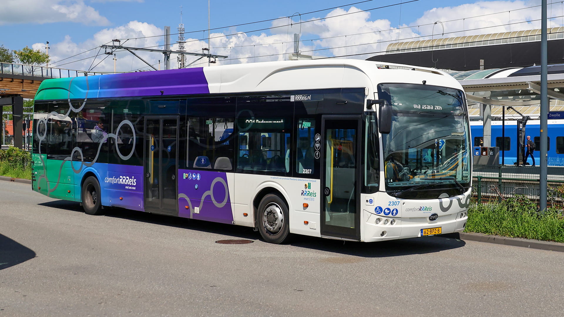 Photo of a BYD bus operating on the public transportation network of RRReis in Zwolle, the Netherlands.