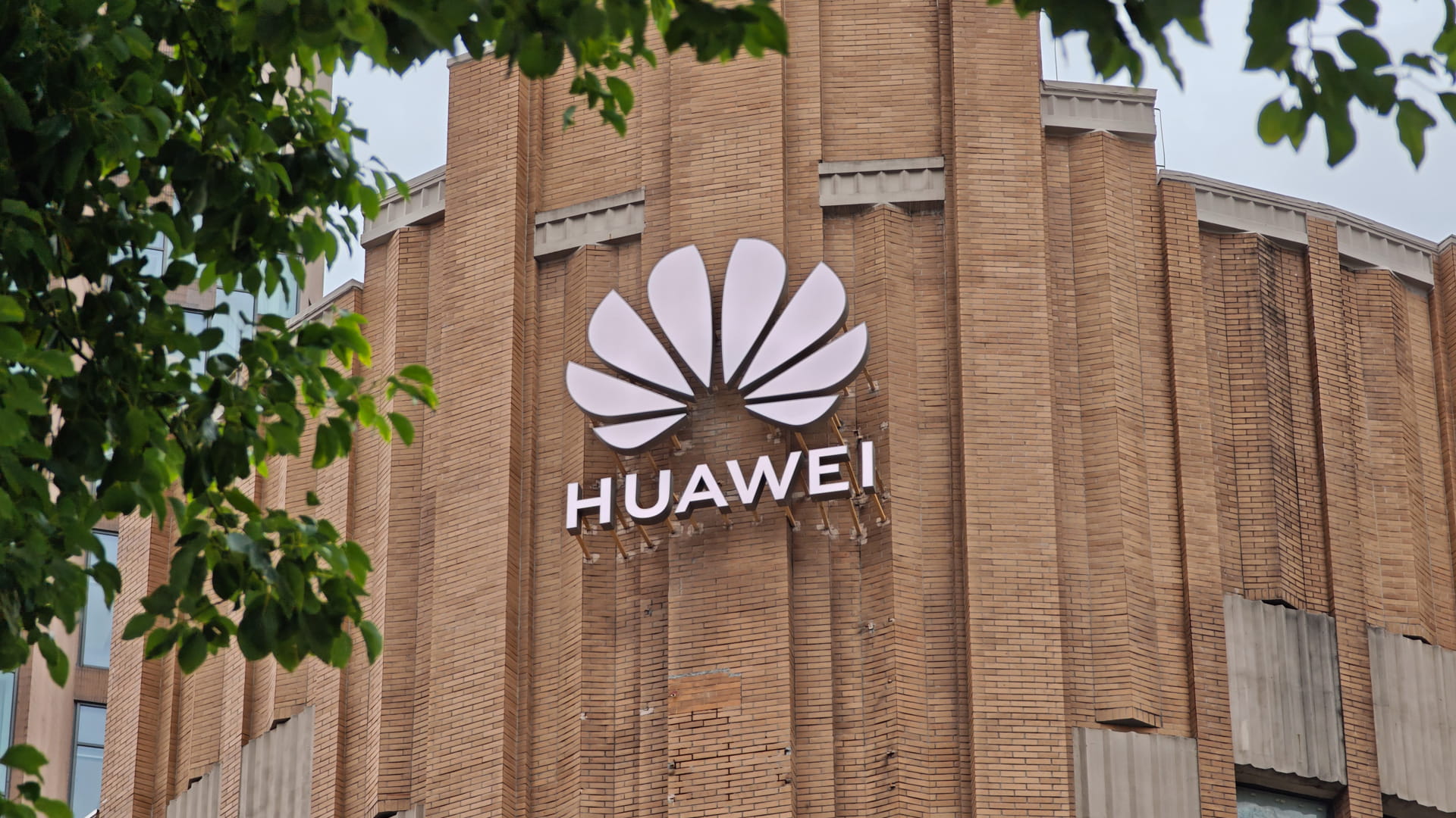 Huawei Reports RMB 880 Billion 2025 Revenue