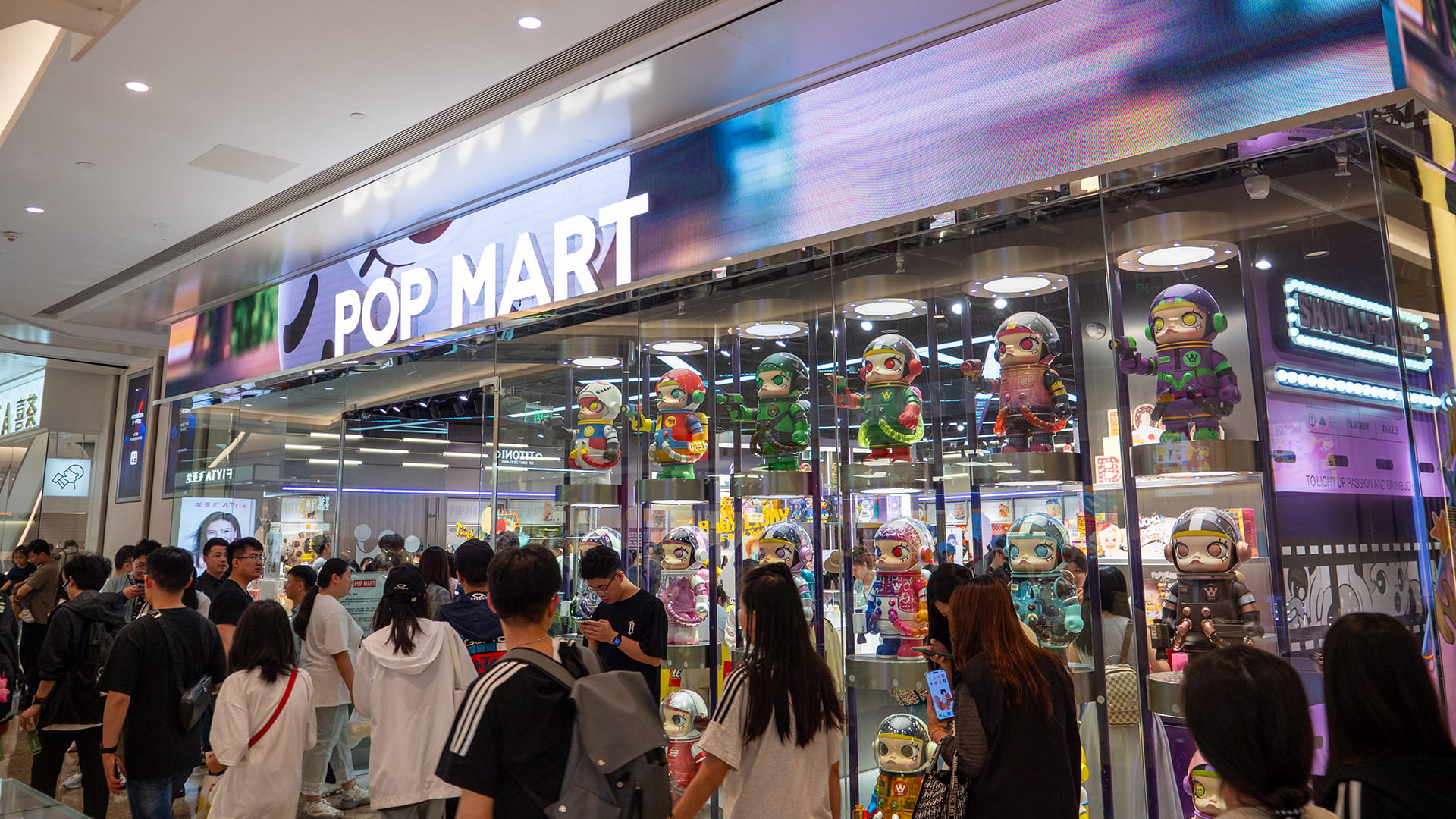 Photo shows customers lining up around a Pop Mart store in Qingdao, Shandong, to browse merchandise on display.