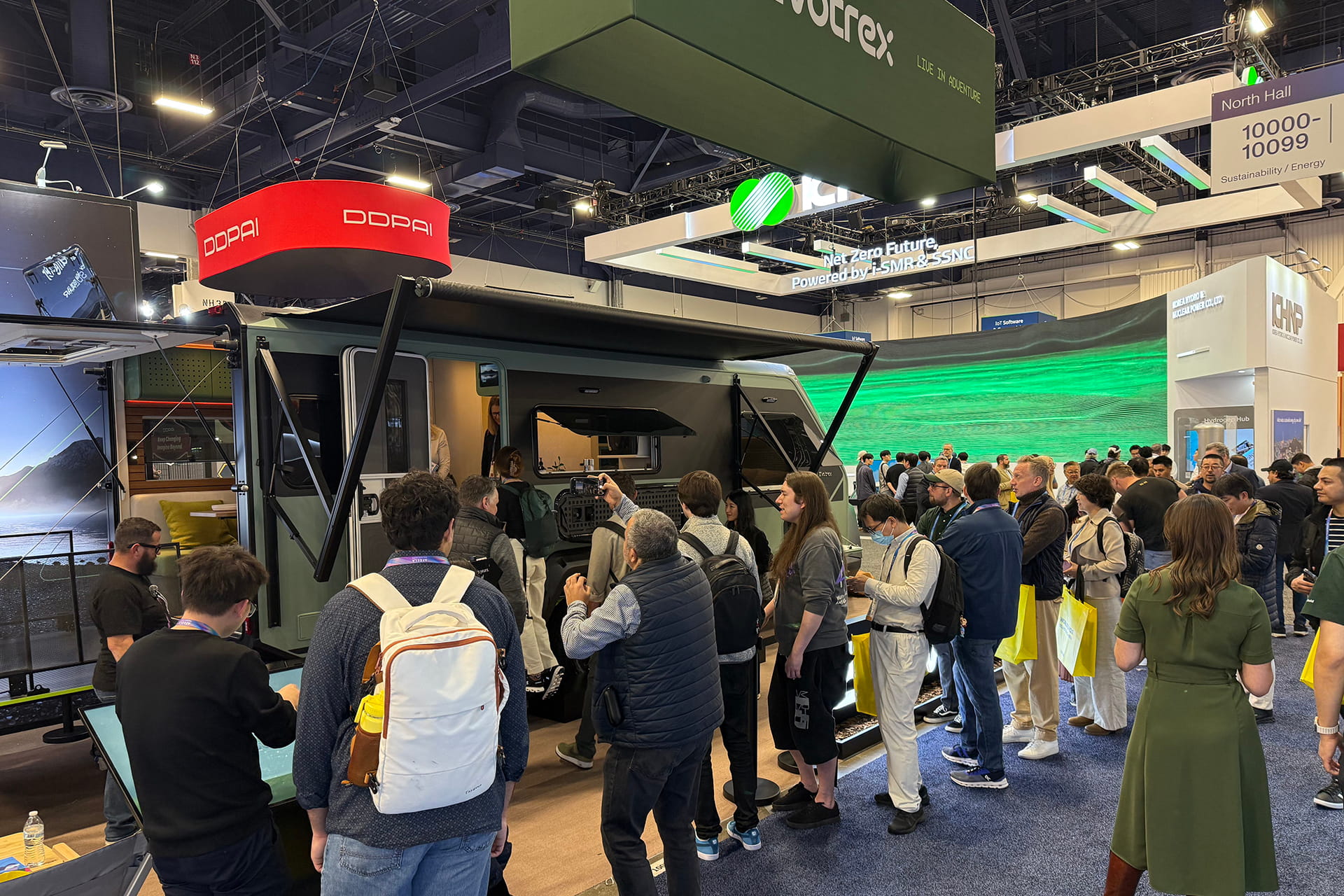 Photo shows Squirrel Power’s booth at CES 2026, where an Evotrex-PG5 unit was on display.