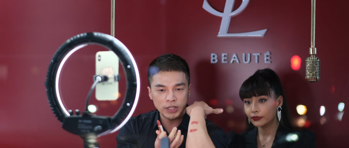 Photo of influencers promoting lipstick products during a live stream. Photo source: Dreamstime (<a href="https://www.dreamstime.com/robertwei_info" style="border-bottom: 1px solid #1266f1; text-decoration: none;" onmouseover="this.style.color='#1266f1'" onmouseout="this.style.color=''">RobertWei</a>, ID: 254066490).