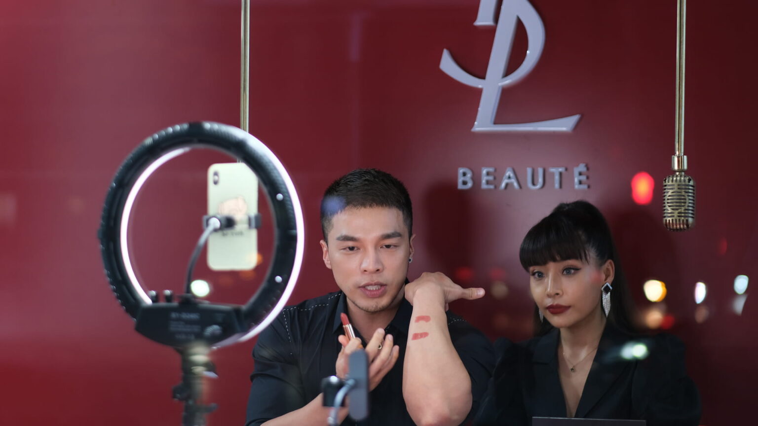 Photo of influencers promoting lipstick products during a live stream. Photo source: Dreamstime (<a href="https://www.dreamstime.com/robertwei_info" style="border-bottom: 1px solid #1266f1; text-decoration: none;" onmouseover="this.style.color='#1266f1'" onmouseout="this.style.color=''">RobertWei</a>, ID: 254066490).