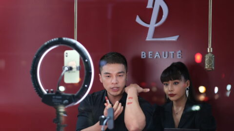 Photo of influencers promoting lipstick products during a live stream. Photo source: Dreamstime (<a href="https://www.dreamstime.com/robertwei_info" style="border-bottom: 1px solid #1266f1; text-decoration: none;" onmouseover="this.style.color='#1266f1'" onmouseout="this.style.color=''">RobertWei</a>, ID: 254066490).
