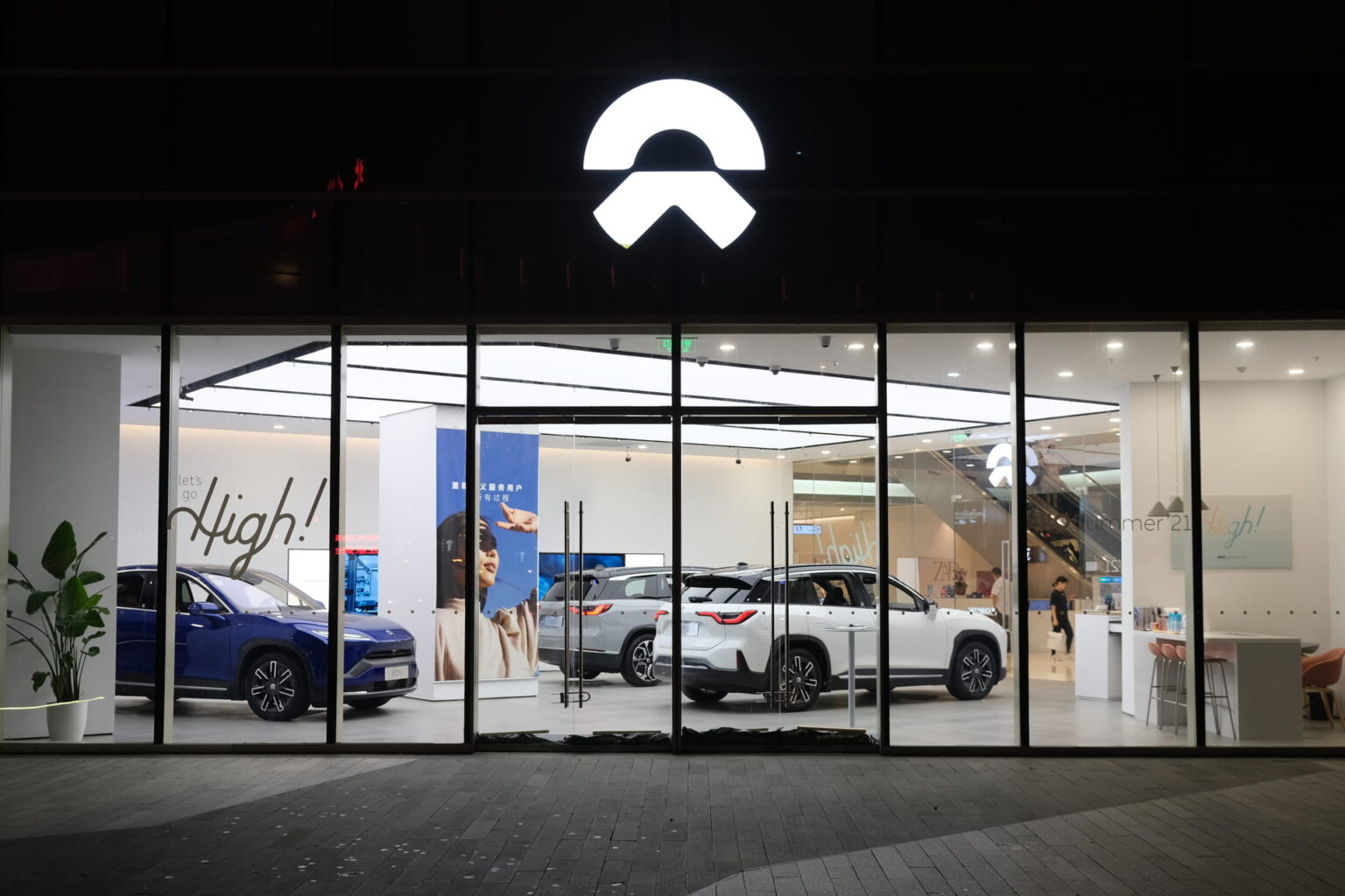 A Nio showroom in Shanghai, China, circa 2021. Photo source: Dreamstime (<a href="https://www.dreamstime.com/robertwei_info" style="border-bottom: 1px solid #1266f1; text-decoration: none;" onmouseover="this.style.color='#1266f1'" onmouseout="this.style.color=''">RobertWei</a>, ID: 255080716).