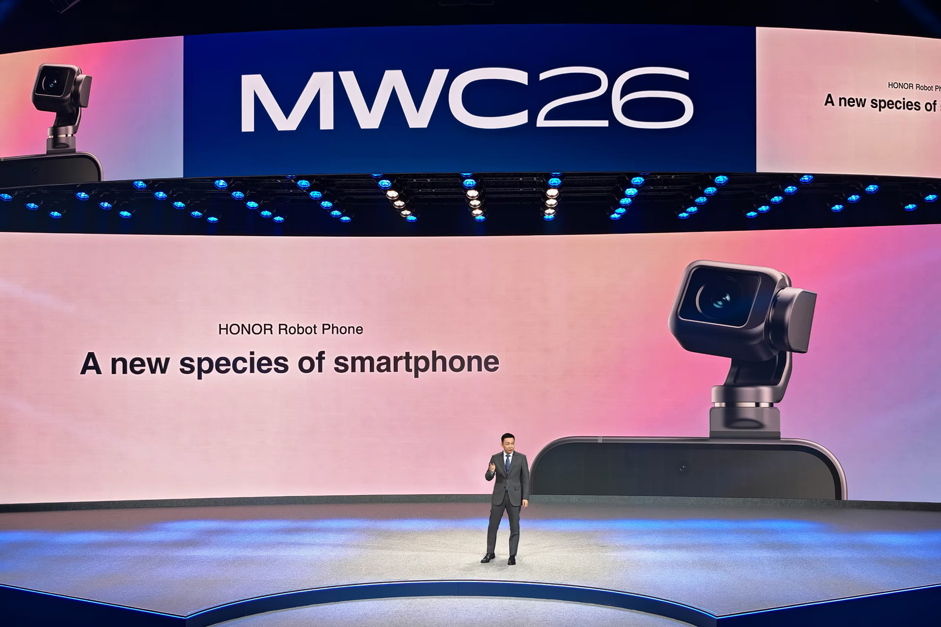 Photo shows Honor CEO James Li presenting the company’s “Robot Phone” at Mobile World Congress 2026.