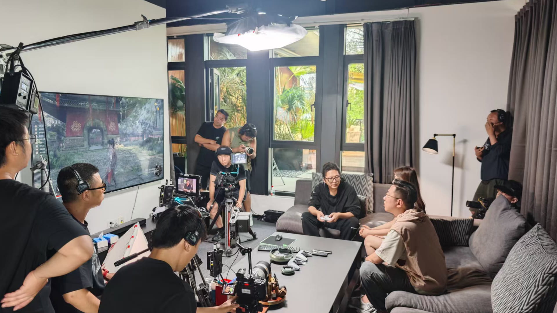 Photo shows Leenzee’s founders speaking with 36Kr in 2025.