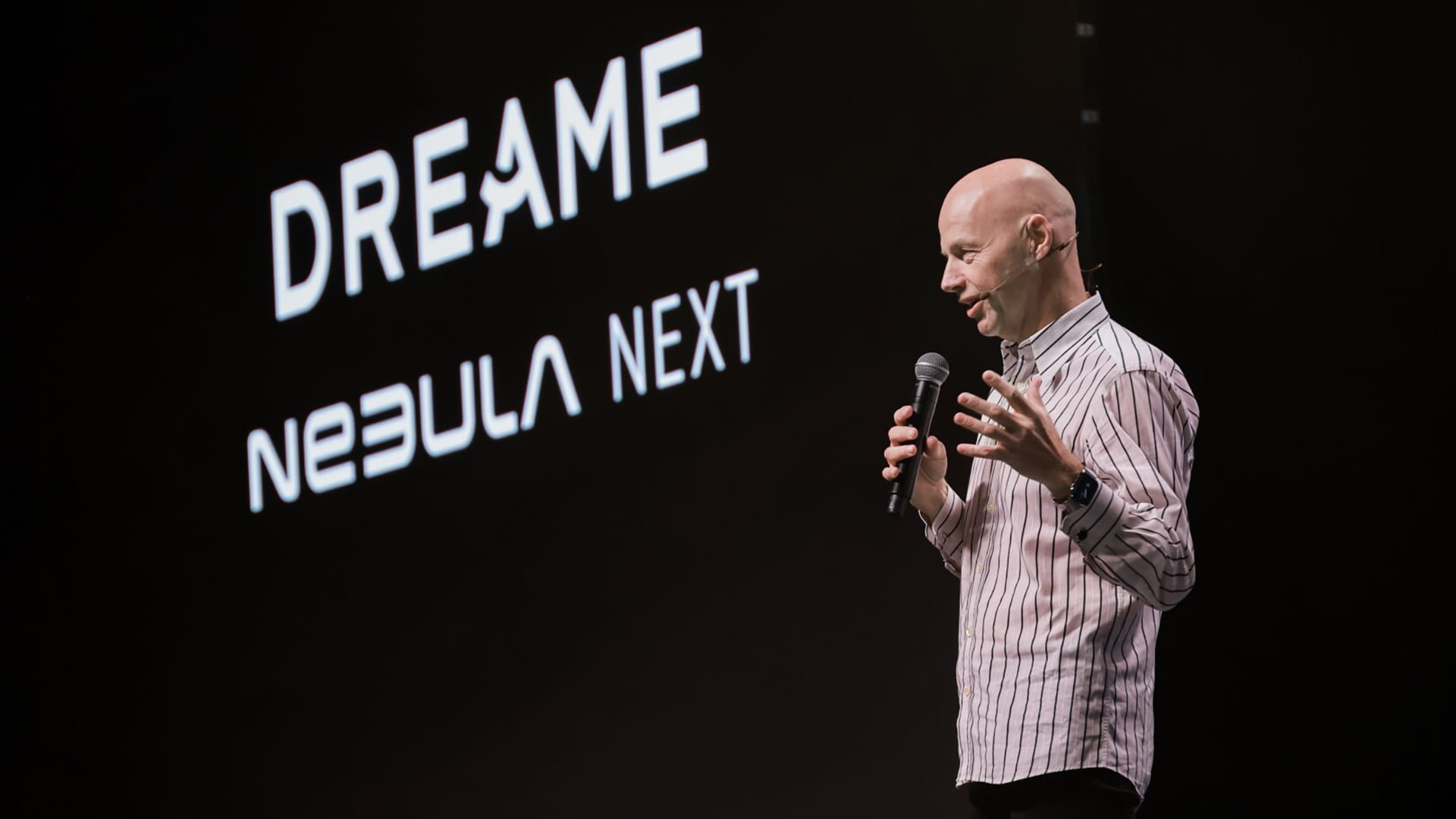 Photo shows Sebastian Thrun, professor at Stanford University, speaking at Dreame’s San Francisco event.