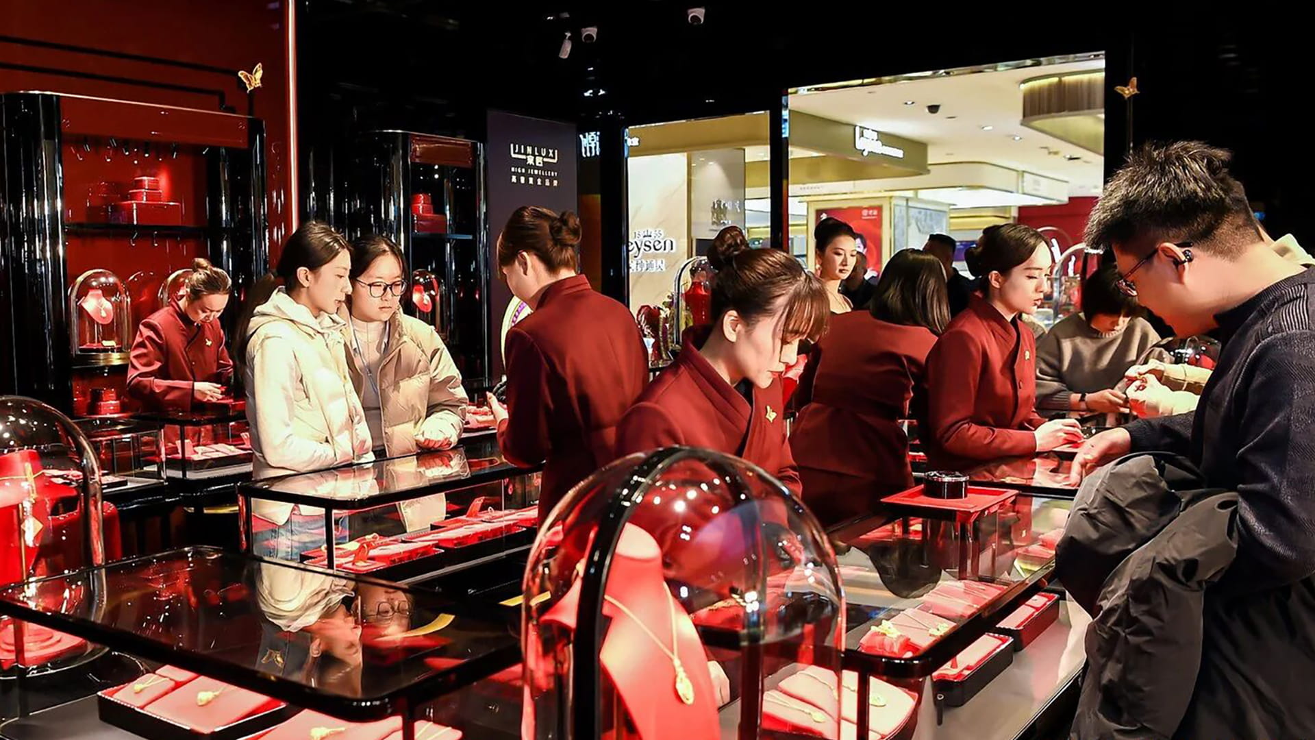 Photo shows Jinlux’s store in Wushang Mall, Wuhan.