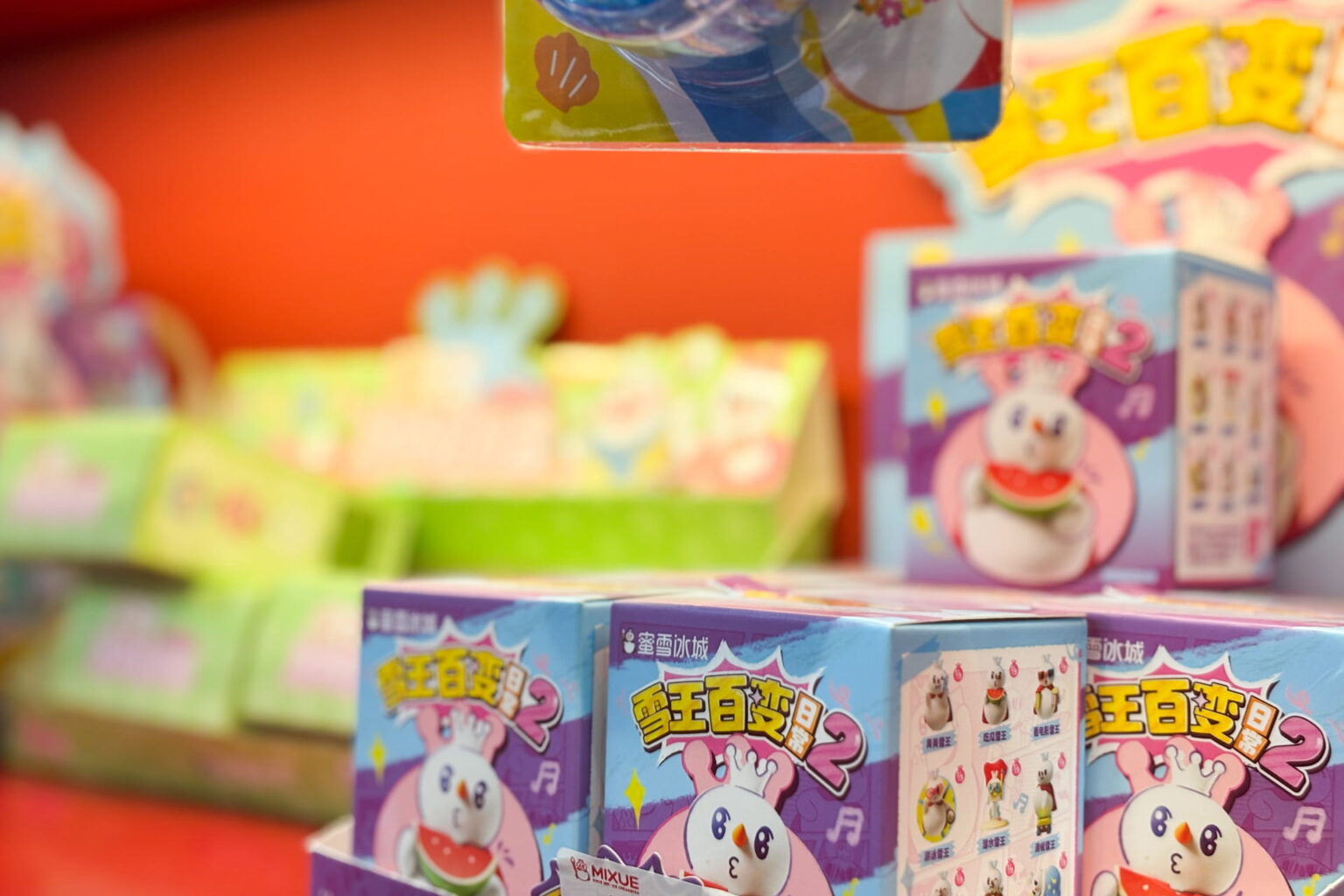 Blind boxes themed after Mixue Bingcheng’s Snow King mascot. Photo source: Dreamstime (<a href="https://www.dreamstime.com/santo0y0_info" style="border-bottom: 1px solid #1266f1; text-decoration: none;" onmouseover="this.style.color='#1266f1'" onmouseout="this.style.color=''">Santo _</a>, ID: 443243395).