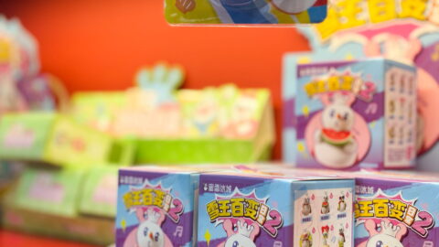 Blind boxes themed after Mixue Bingcheng’s Snow King mascot. Photo source: Dreamstime (<a href="https://www.dreamstime.com/santo0y0_info" style="border-bottom: 1px solid #1266f1; text-decoration: none;" onmouseover="this.style.color='#1266f1'" onmouseout="this.style.color=''">Santo _</a>, ID: 443243395).