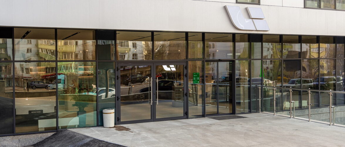 A Li Auto showroom in Almaty, Kazakhstan. Photo source: Dreamstime (<a href="https://www.dreamstime.com/ntvroman_info" style="border-bottom: 1px solid #1266f1; text-decoration: none;" onmouseover="this.style.color='#1266f1'" onmouseout="this.style.color=''">Roman Nurutdinov</a>, ID: 457320735).