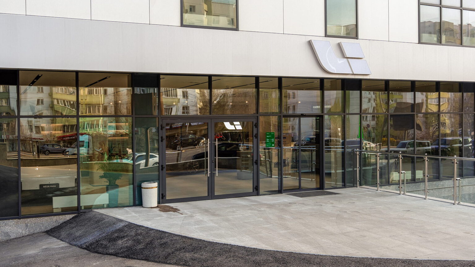 A Li Auto showroom in Almaty, Kazakhstan. Photo source: Dreamstime (<a href="https://www.dreamstime.com/ntvroman_info" style="border-bottom: 1px solid #1266f1; text-decoration: none;" onmouseover="this.style.color='#1266f1'" onmouseout="this.style.color=''">Roman Nurutdinov</a>, ID: 457320735).