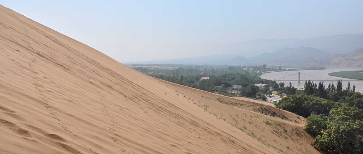 Shapotou, a scenic area in Zhongwei, Ningxia, known for the Tengger Desert. Photo source: Dreamstime (<a href="https://www.dreamstime.com/warren1225_info" style="border-bottom: 1px solid #1266f1; text-decoration: none;" onmouseover="this.style.color='#1266f1'" onmouseout="this.style.color=''">Xing Wang</a>, ID: 30199949).